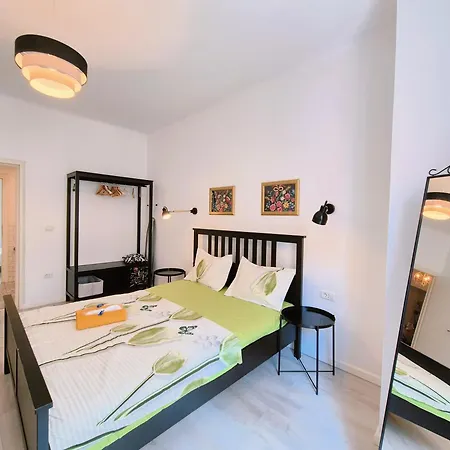 Downtown Spacious Retreat-2